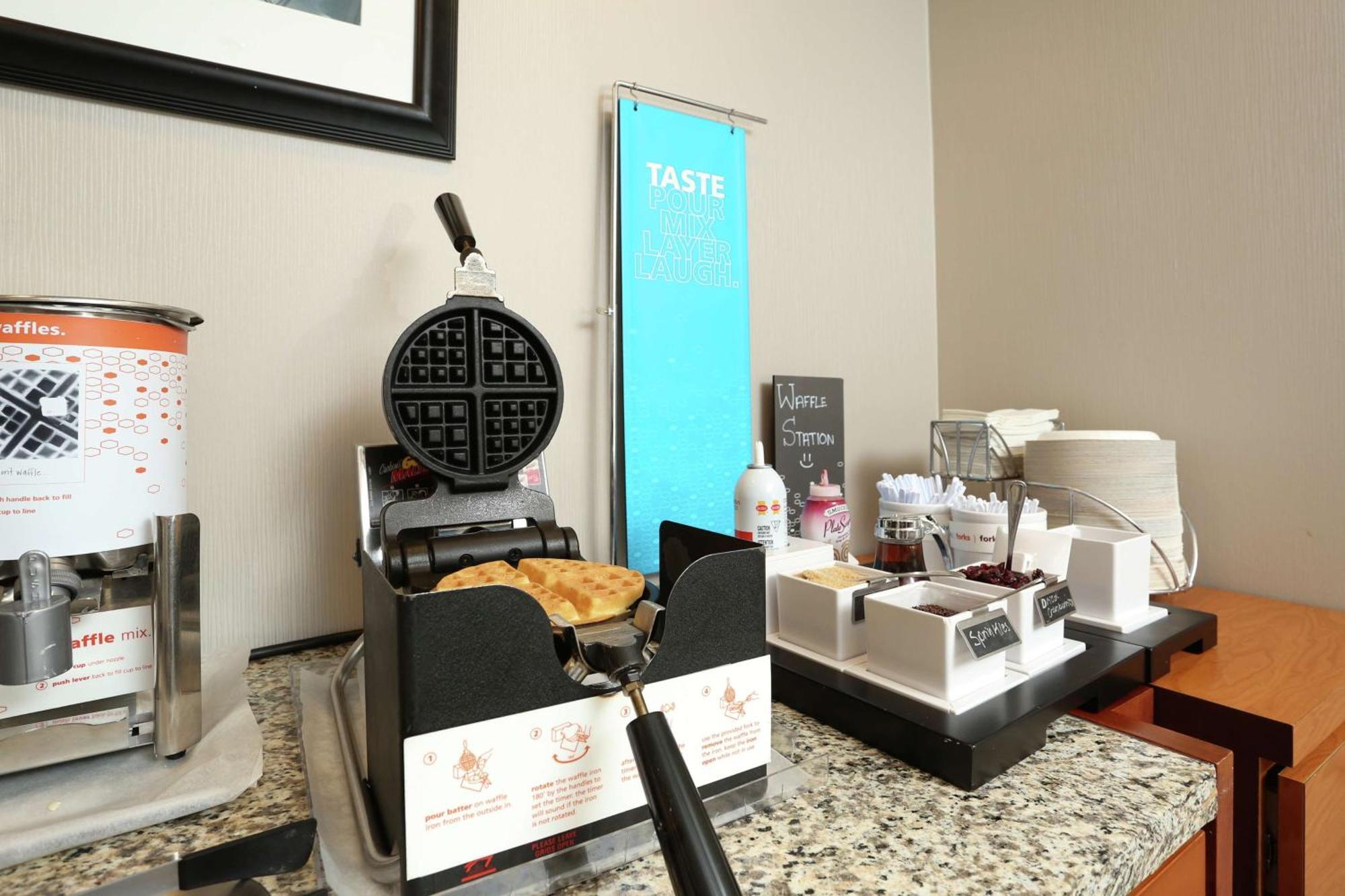 Hampton Inn & Suites By Hilton Barrie Esterno foto